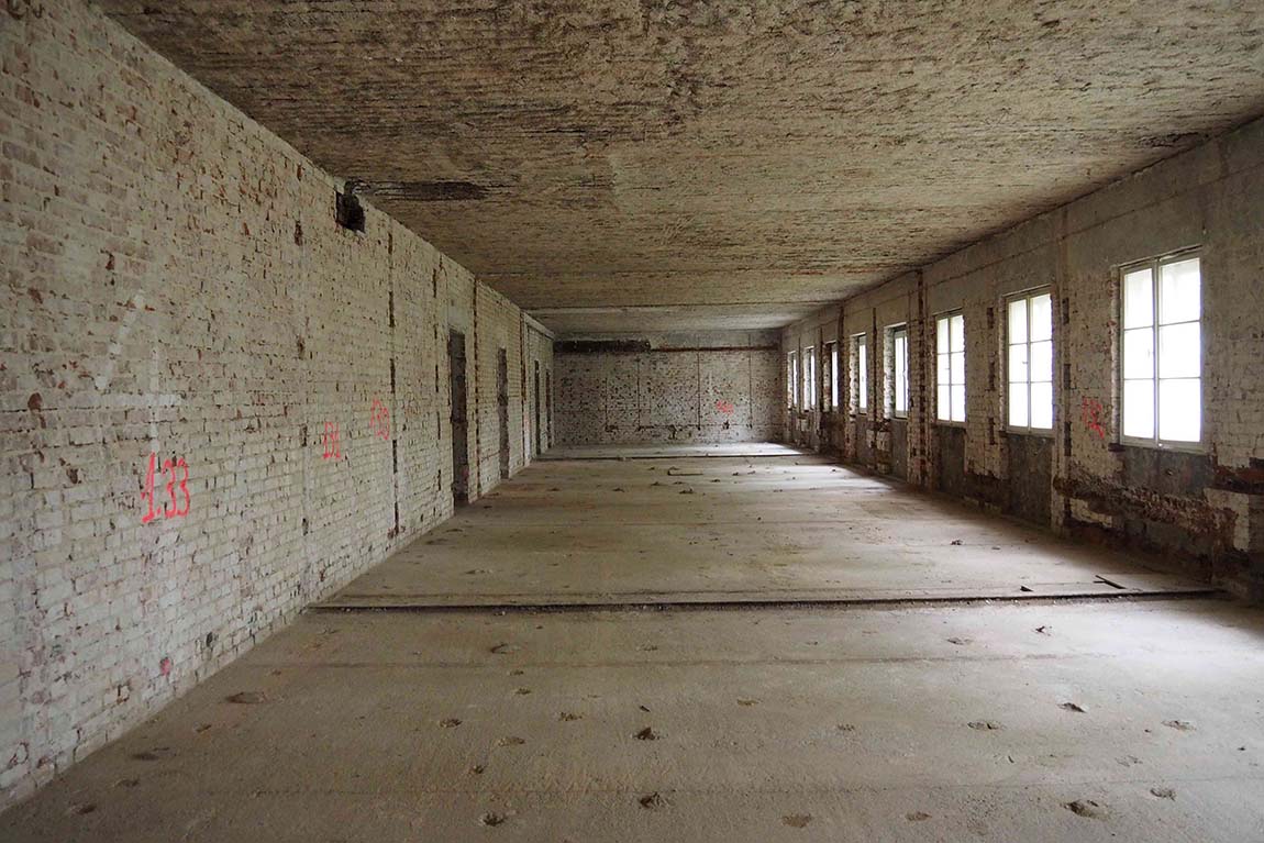 komplett entkernter Raum während der Sanierung