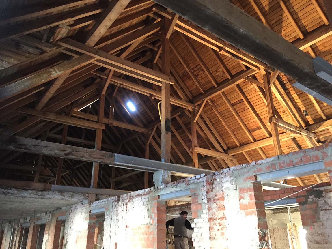 Dachstuhl während der Sanierung