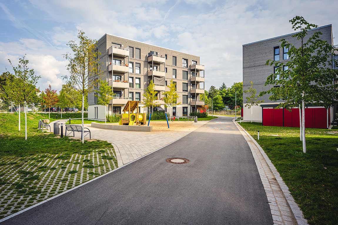 großzügige Außenanlagen mit Spielflächen wurden geschaffen