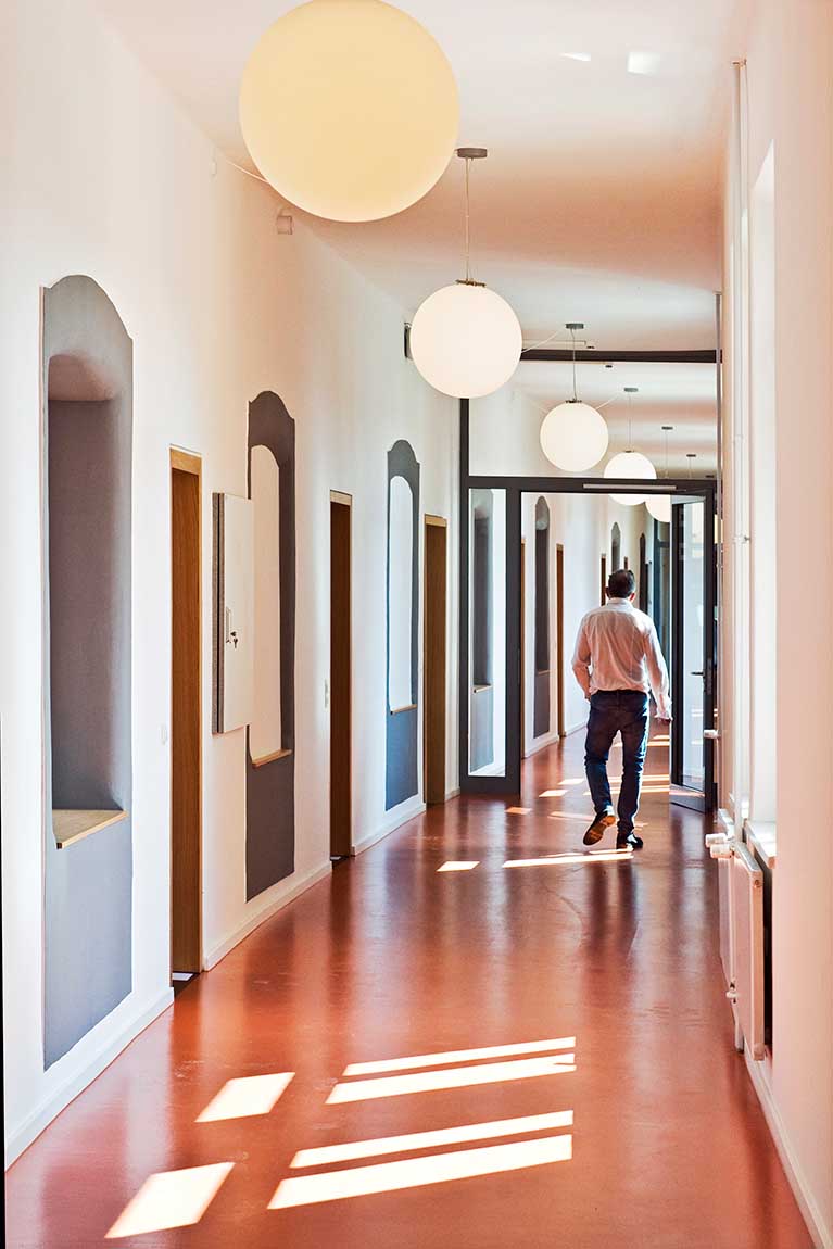 helle und freundliche Bürogänge