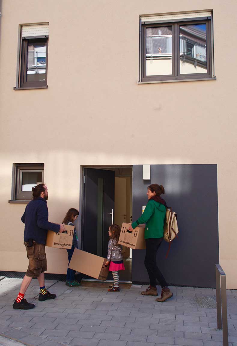 Eine junge Familie zieht in das neue Quartier ein