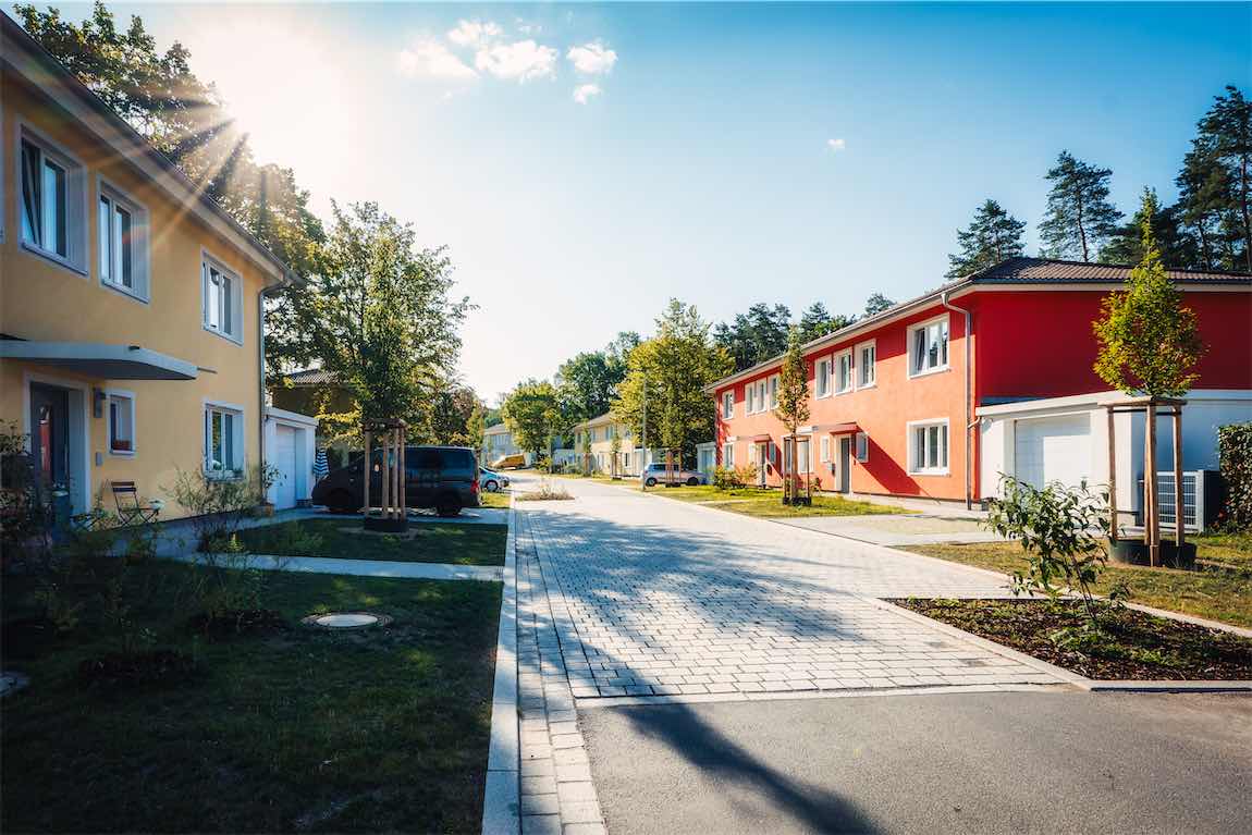 Im Erdgeschoss großzügiger Wohn- und Essbereich inkl. Küche mit Zugang zum Außenbereich, ebenso ein Büro und Gäste-WC 