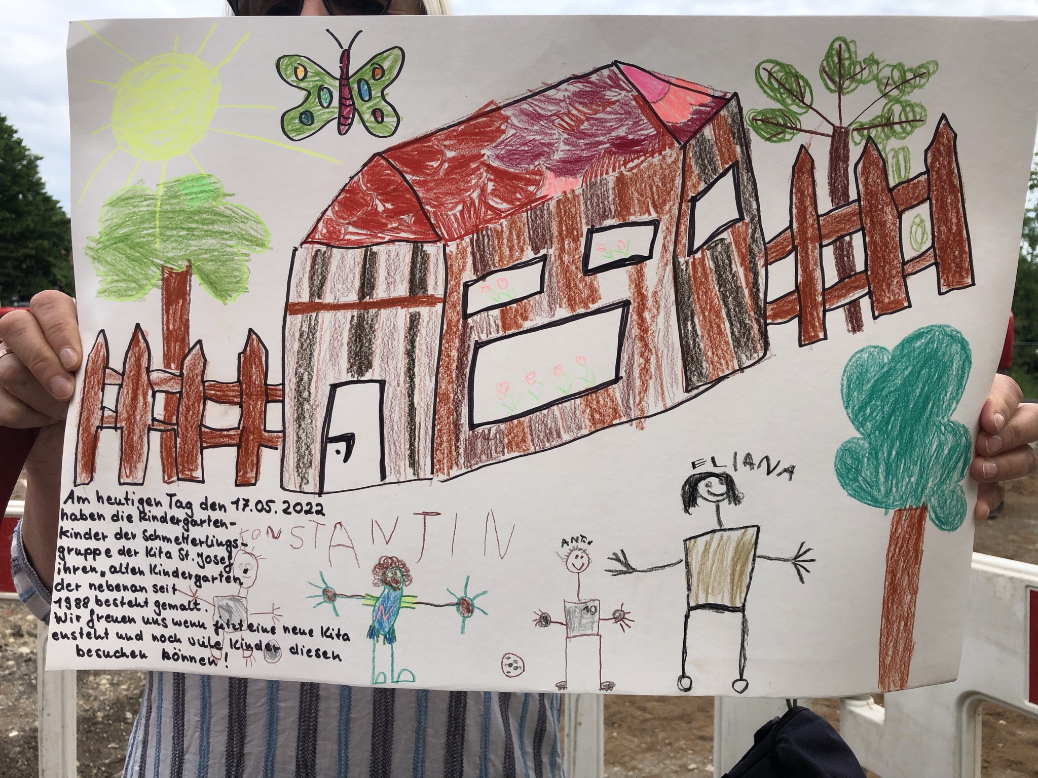 Kinder haben ein Bild für die Grundsteinlegung gemalt